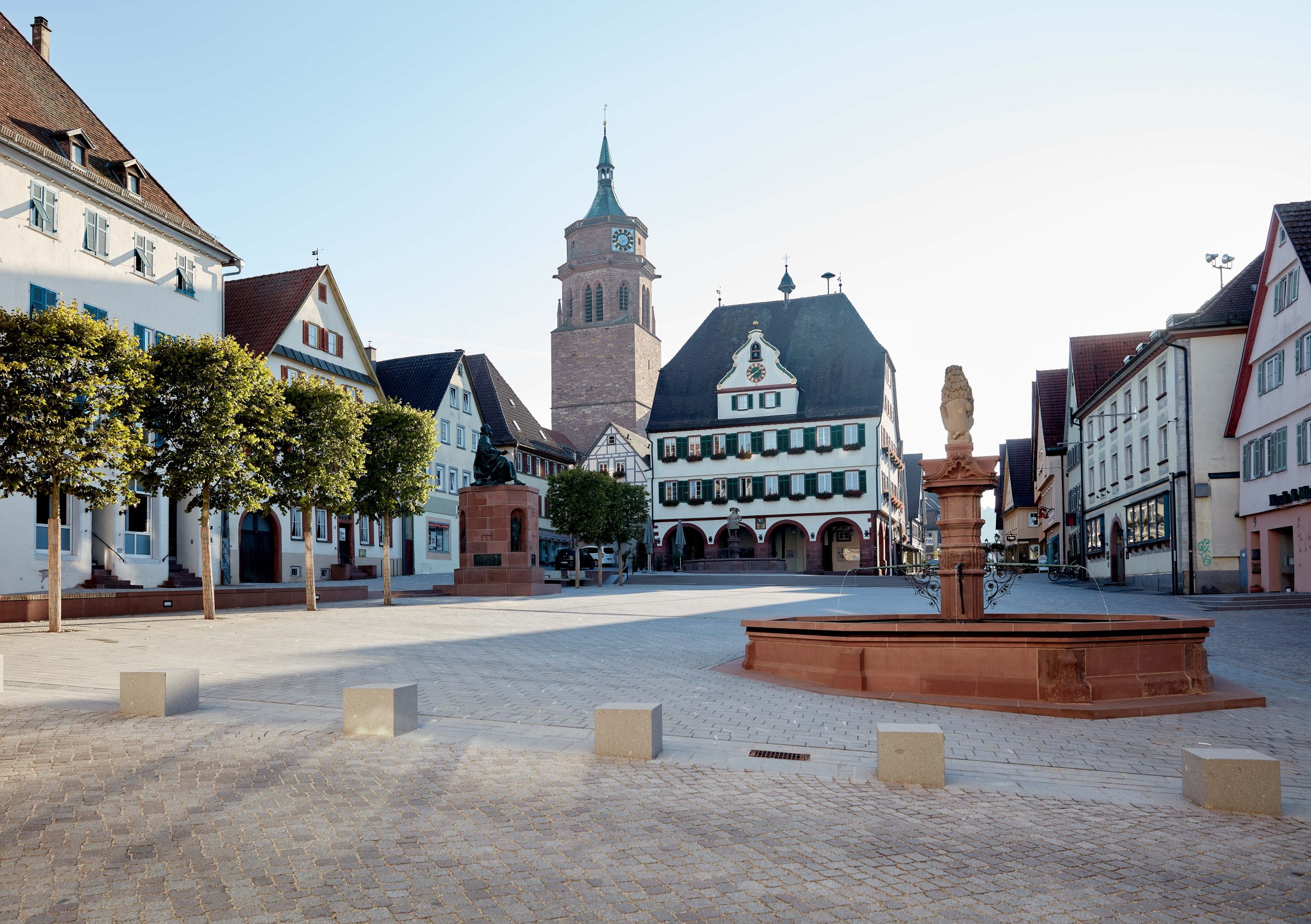 Neu gestalteter Marktplatz in Weil der Stadt mit Kastenlinden links, integriertem Brunnen daneben und das Kepler-Denkmal rechts.