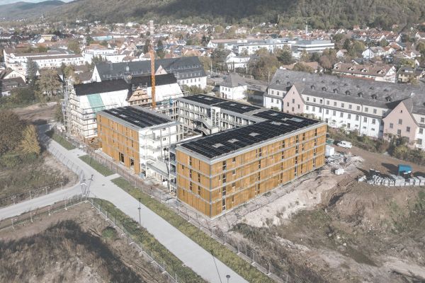 Das Collegium Academicum in Heidelberg, ein viergeschossiges Studentenwohnheim in Holzmodulbauweise, das mit einer Photovoltaikanlage ausgestattet ist.