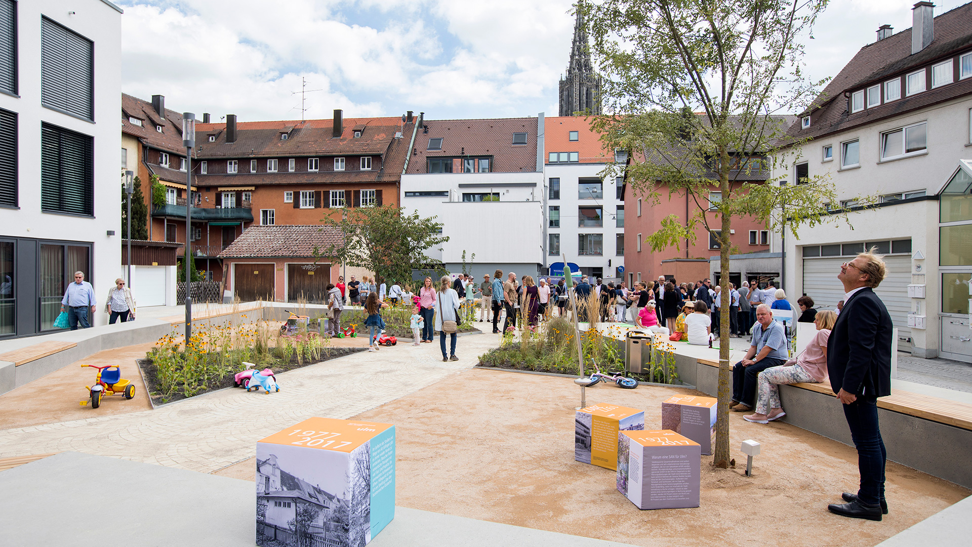 Blick in einen Innenhof in der Innenstadt von Ulm: Der ist als Spielplatz gestaltet und steht den Anwohnerinnen und Anwohnern als Stadtgarten namens "Im Irrgängle" zur Verfügung.