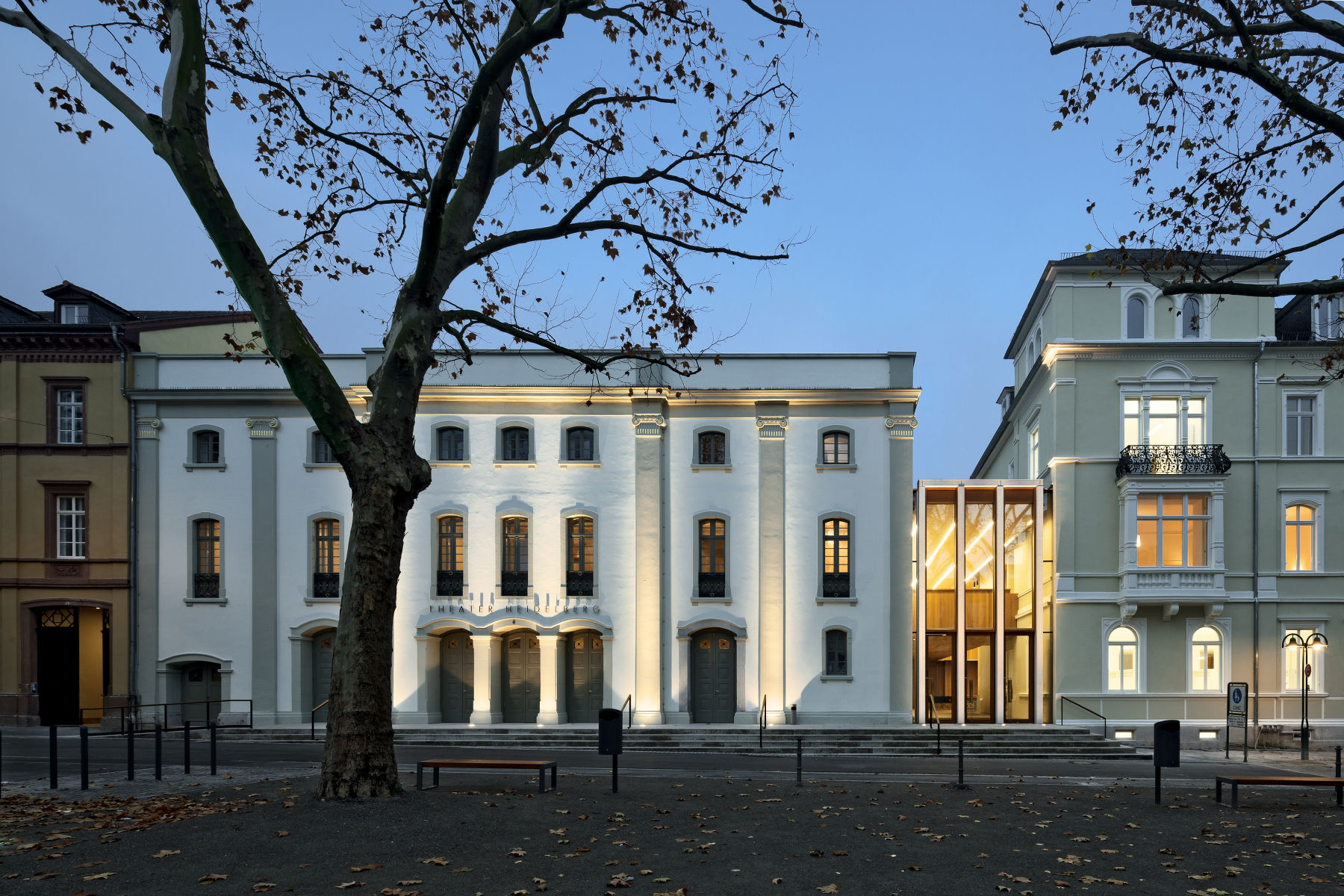 Gebäude des Theater und Orchester Heidelberg in der Abenddämmerung