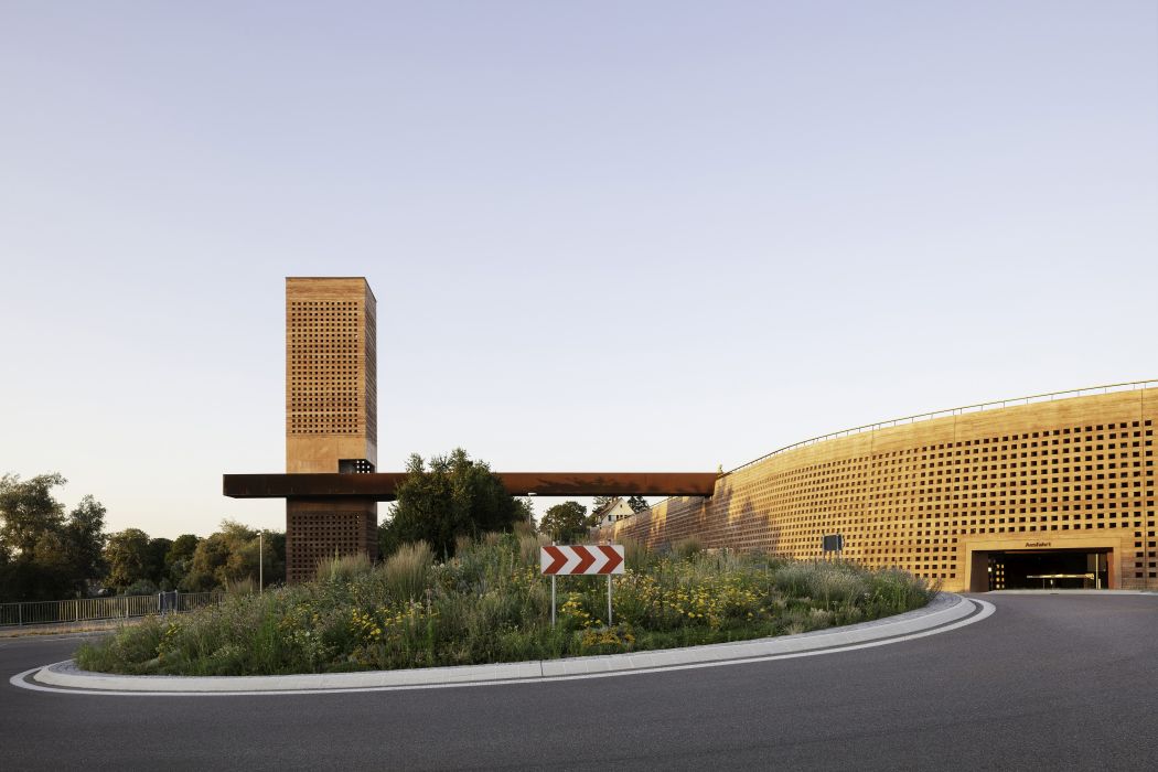 Das Areal Kronenrain mit seinem in den Hang integrierten Parkhaus rechts im Bild bezieht auch die ehemalige Stadtmauer mit ein und besitzt mit dem links im Bild dargestellten Berholdturm eine Aussichtsplattform. 