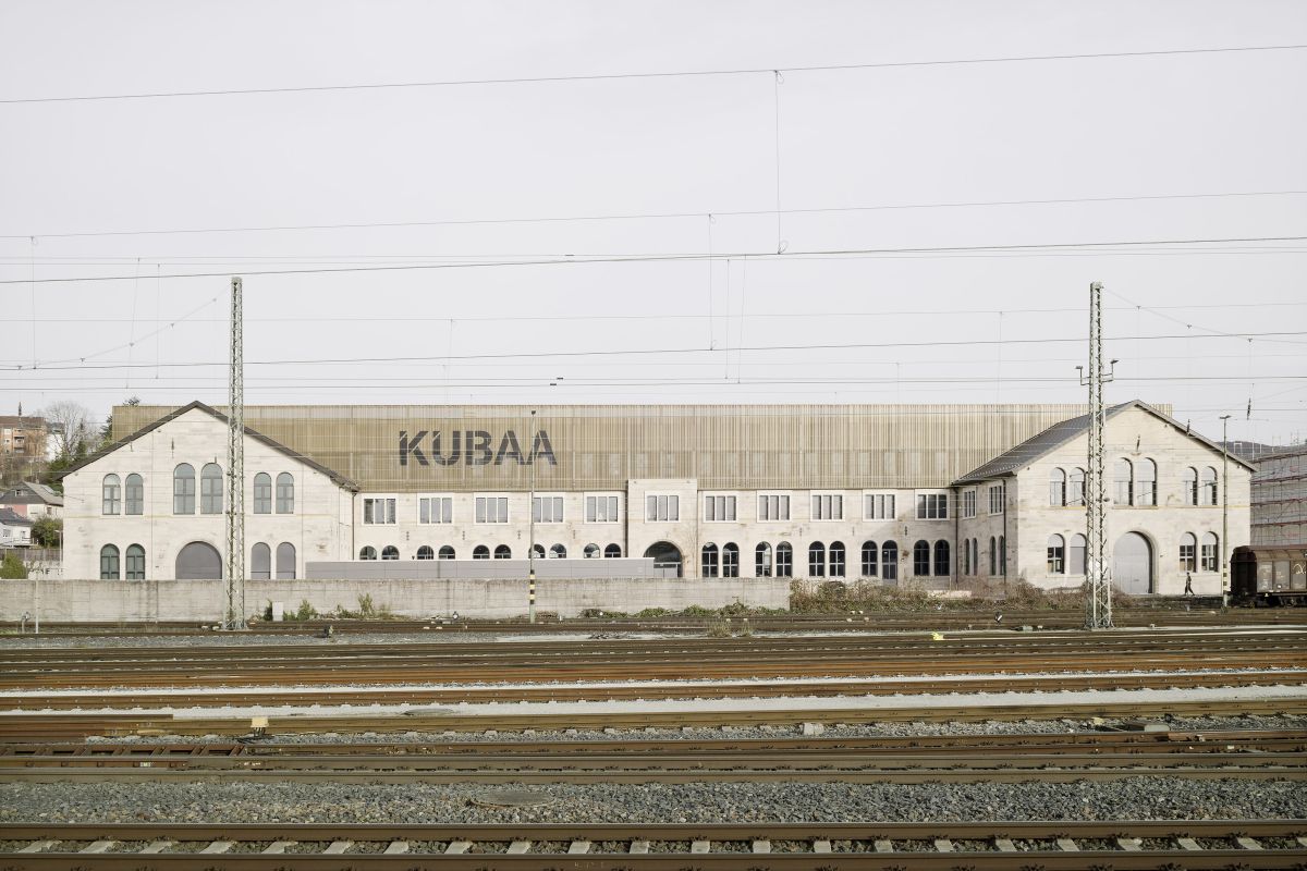 Das ehemalige Bahnhofsgebäude, direkt neben den Bahnschienen gelegen, mit seiner Natursteinsubstanz wird zum  Kulturbahnhof Aalen.