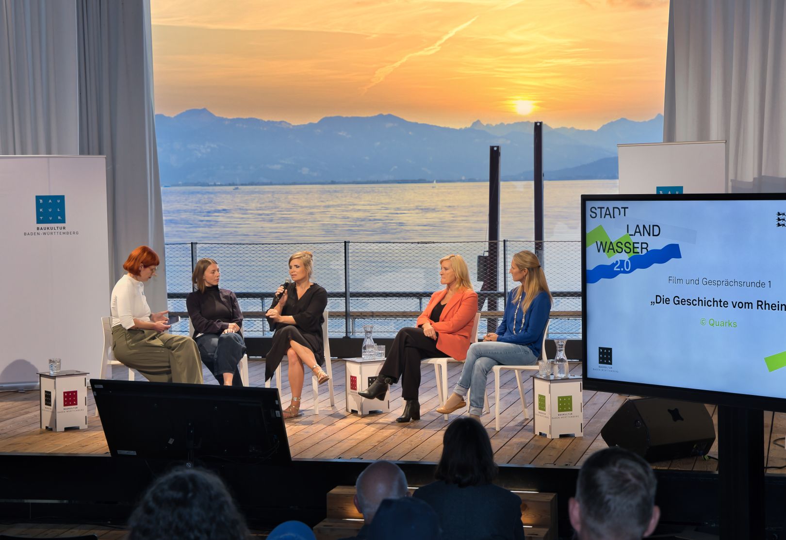 Podium mit Seeblick im Hintergrund