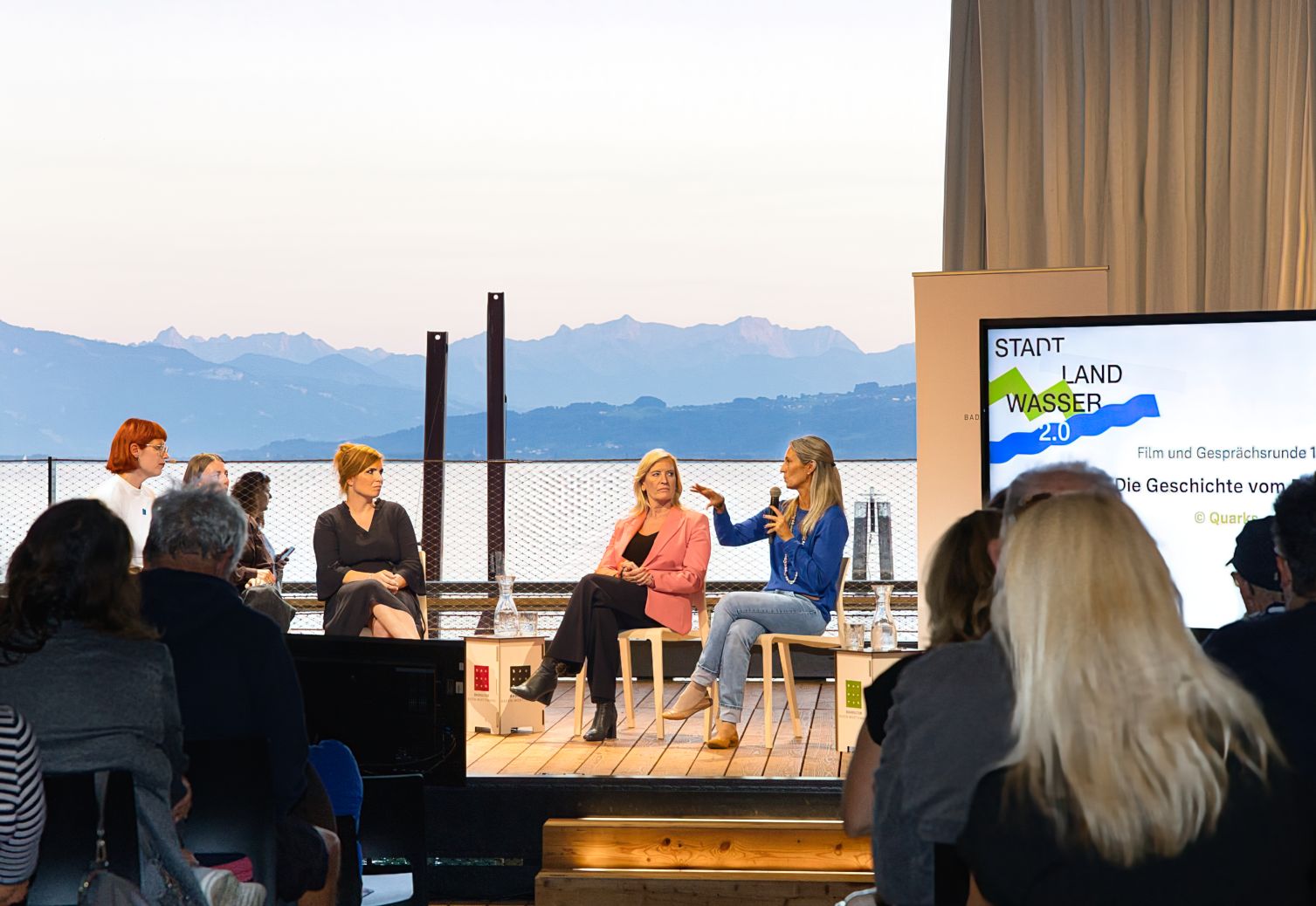 Podium mit Seeblick im Hintergrund