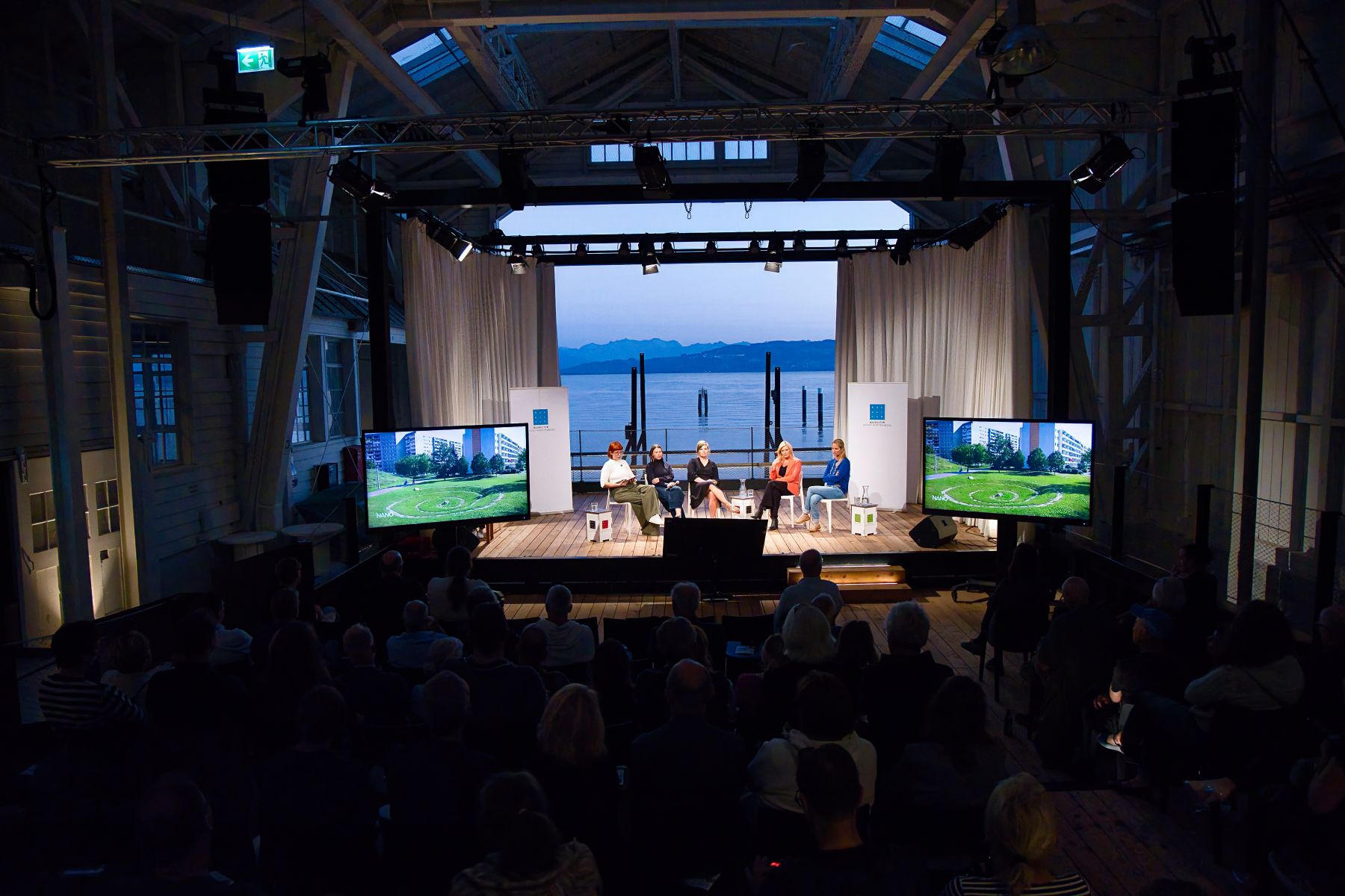 Podium mit Seeblick am Abend