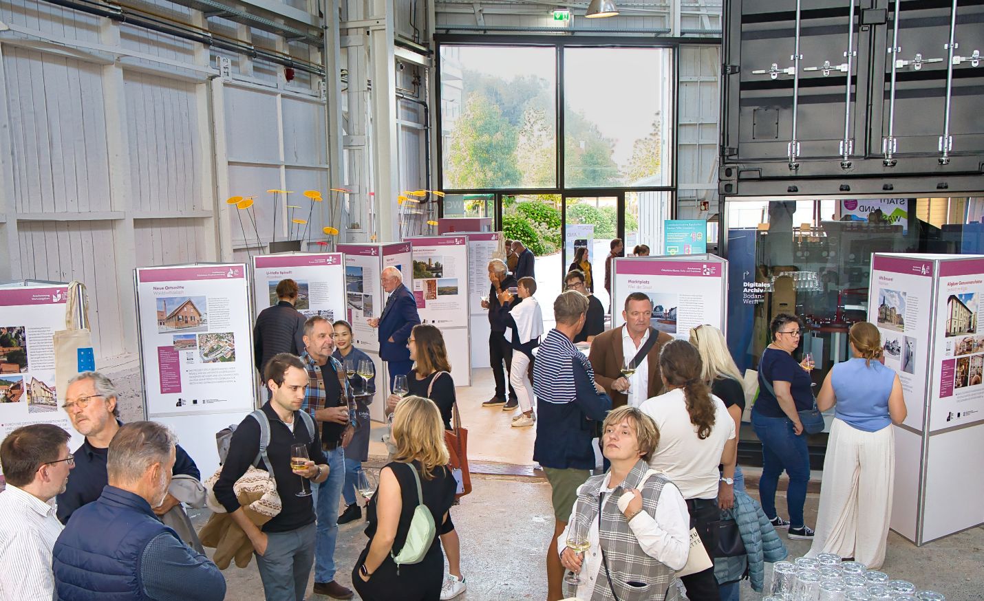 Gäste der Veranstaltung beim Gespräch