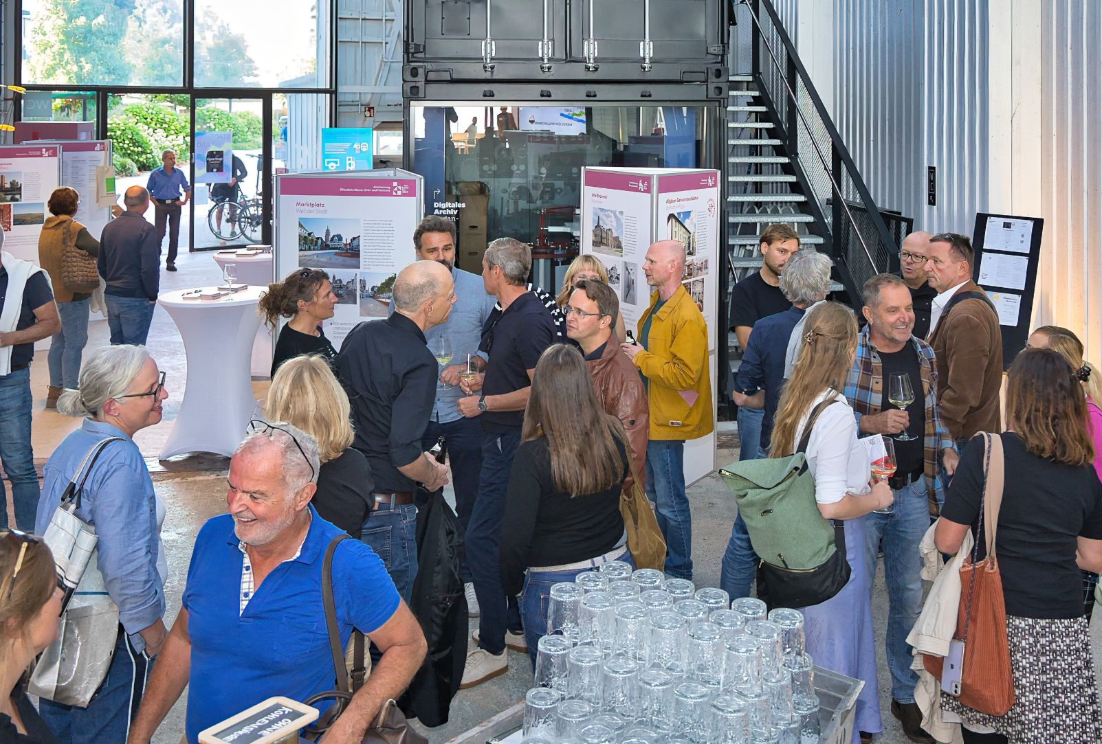 Gäste der Veranstaltung beim Gespräch