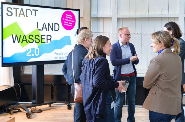 Gäste der Veranstaltung beim Gespräch