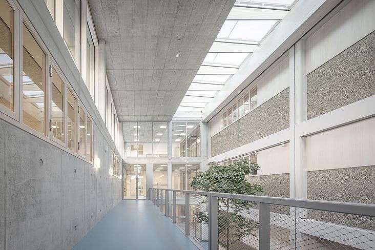 Neues Design und Grundkonzept unter Beibehaltung der Qualitäten des Bestandes in der Betonschule aus den späten 60er Jahren