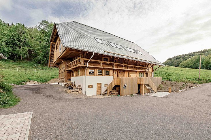 Denkmalgeschützter Schwarzwälder Eindachhof mit instandgesetzter historischer und neuer Fassade.