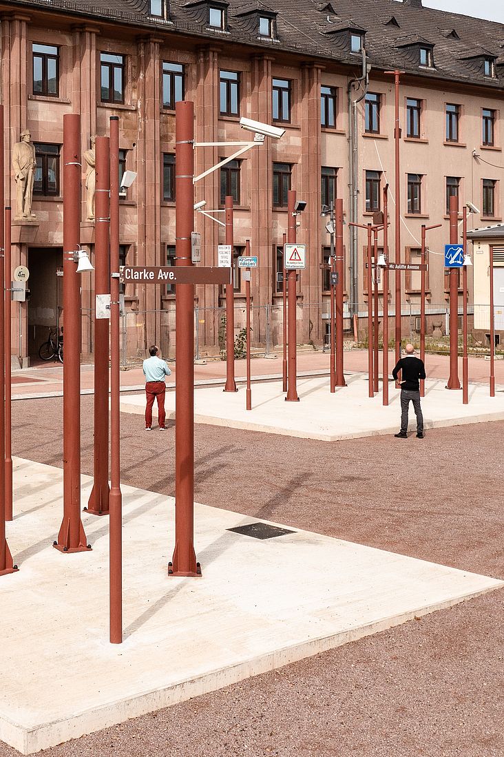 Die Installation tritt mit der Fassade in Wechselwirkung (Foto: Thilos Ross)
