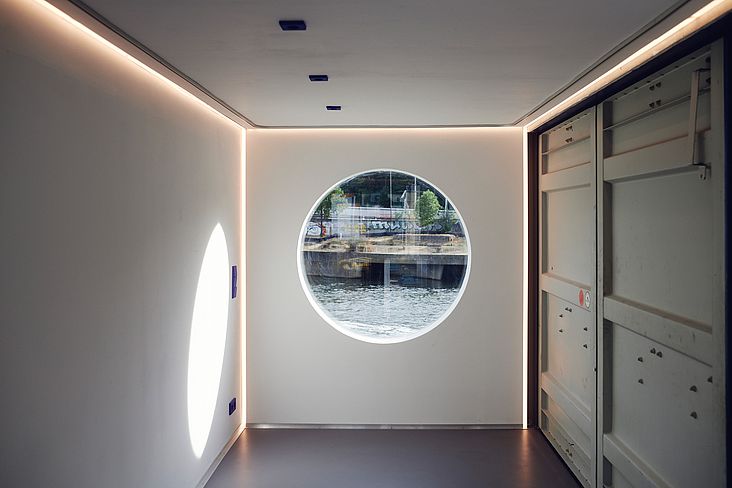 Die Insel-Forschungsstation: Das Bullauge lenkt den Blick auf den Neckar und Nesenbachüberlauf (Foto: Elia Schmid)