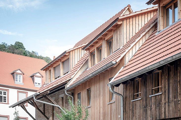Sanierung der historischen Hofanlage unter Verwendung historischer Materialien wie alte Mauer- und Pflastersteine zum Erhalt des Erscheinungsbildes.