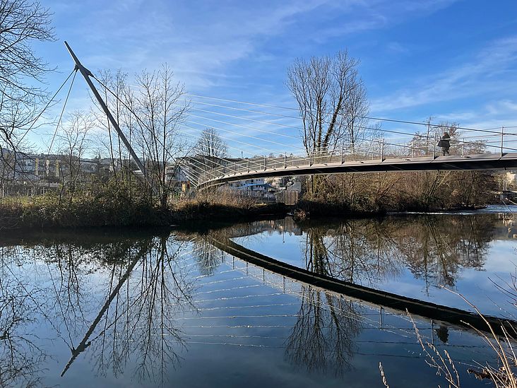 Die seitlichen Geländer sind so transparent wie möglich ausgeführt, um nicht das Erscheinungsbild der Brücke zu dominieren oder den freien Ausblick auf die historische Altstadt zu beeinträchtigen (Foto: sbp/Sebastian Linden)