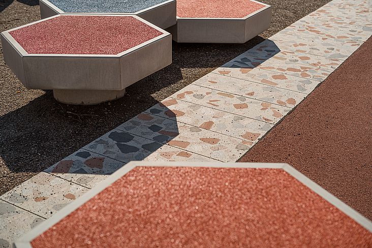 Eingestreute bunte Sitzwaben und das Rote Band als Erkennungsmerkmal: Recyclingstein, roter Aphalt und rote wassergebundene Flächen (Foto: Thilo Ross)