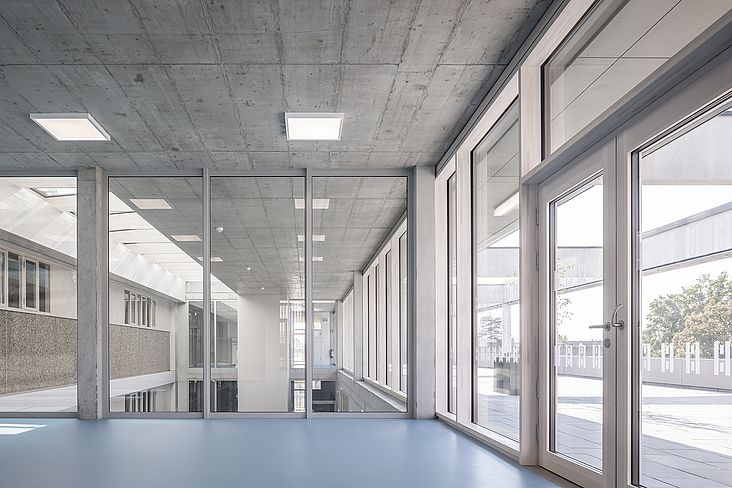Blick in die Halle & auf die Freiterrasse (Foto: Rainer Taepper Architekturfotografie)