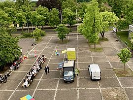 Lange Tafel auf Parkplatz Bild: Förderverein Bundesstiftung
