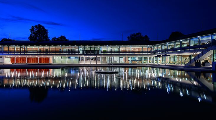 Außenbecken des Mineralbad Berg bei Nacht (Foto: Uwe Ditz)