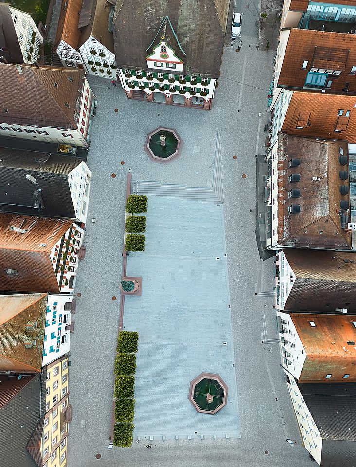 Die Vogelperspektive zeigt wie der ehemalige Parkplatz wieder zum Marktplatz und so wieder zum Herz der Stadt wird (Foto: Michael Ruder) 