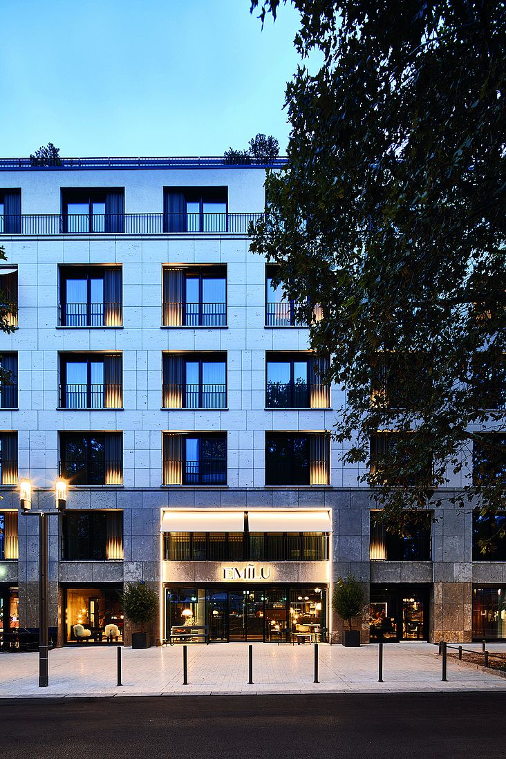 Die Fassade des EmiLu Hotels mit Beleuchtungskonzept (Foto: Joachim Grothus)
