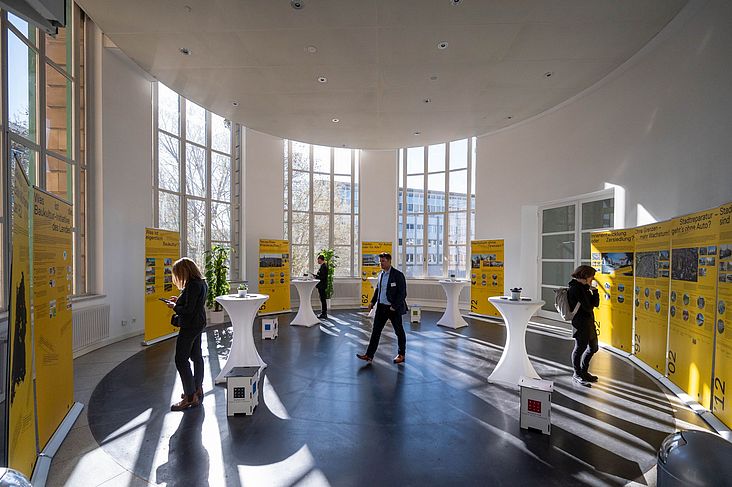 Gäste in Ausstellung Wir bauen BW