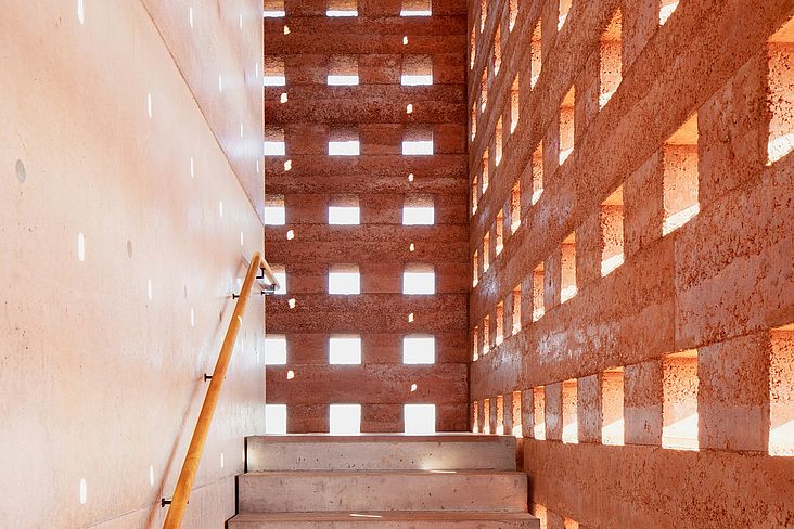 Das Areal Kronenrain mit seinem in den Hang integrierten Parkhaus bezieht auch die ehemalige Stadtmauer mit ein und besitzt mit dem Berholdturm eine Aussichtsplattform. (Foto: Gregor Schmidt)