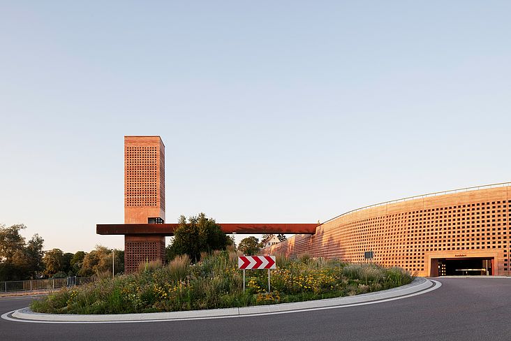Das Areal Kronenrain mit seinem in den Hang integrierten Parkhaus bezieht auch die ehemalige Stadtmauer mit ein und besitzt mit dem Berholdturm eine Aussichtsplattform. (Foto: Gregor Schmidt)