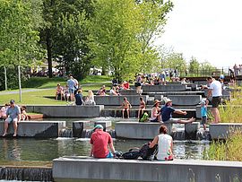 Menschen an Wasser-Treppe. Bild: Agnes Hofmeister