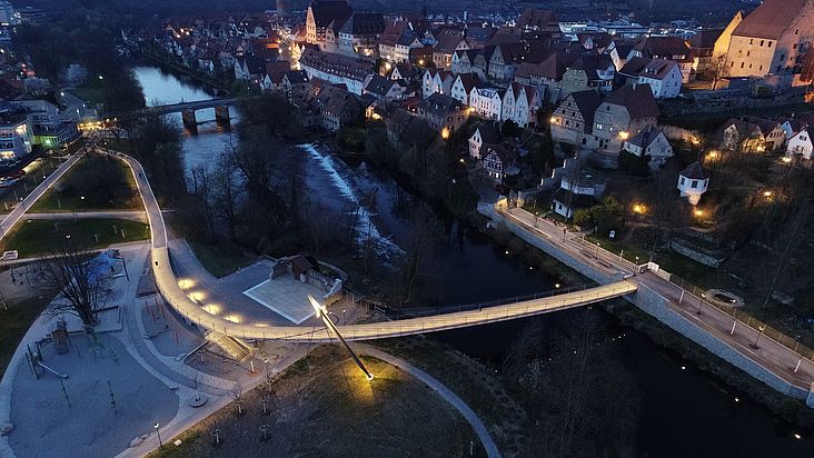 Hocheffiziente LED-Einzelleuchten im Handlauf und in Mastspitze mit engabstrahlenden Leuchten für die Wahrnehmung aus der Ferne (Foto: Conné van d‘Grachten)