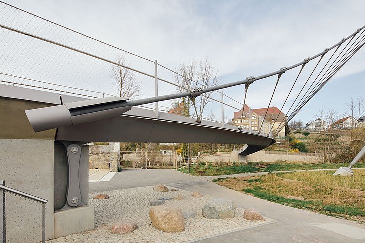 Auf der Südseite des Wider lagers kragt die Treppe als filigrane Stahlkonstruktion aus und ermöglicht den direkten Zugang zum Spielplatz und Parkhaus (Foto: Conné van d'Grachten)