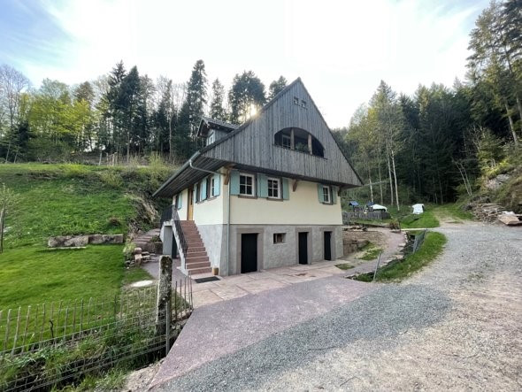 altes Gebäude am Hang