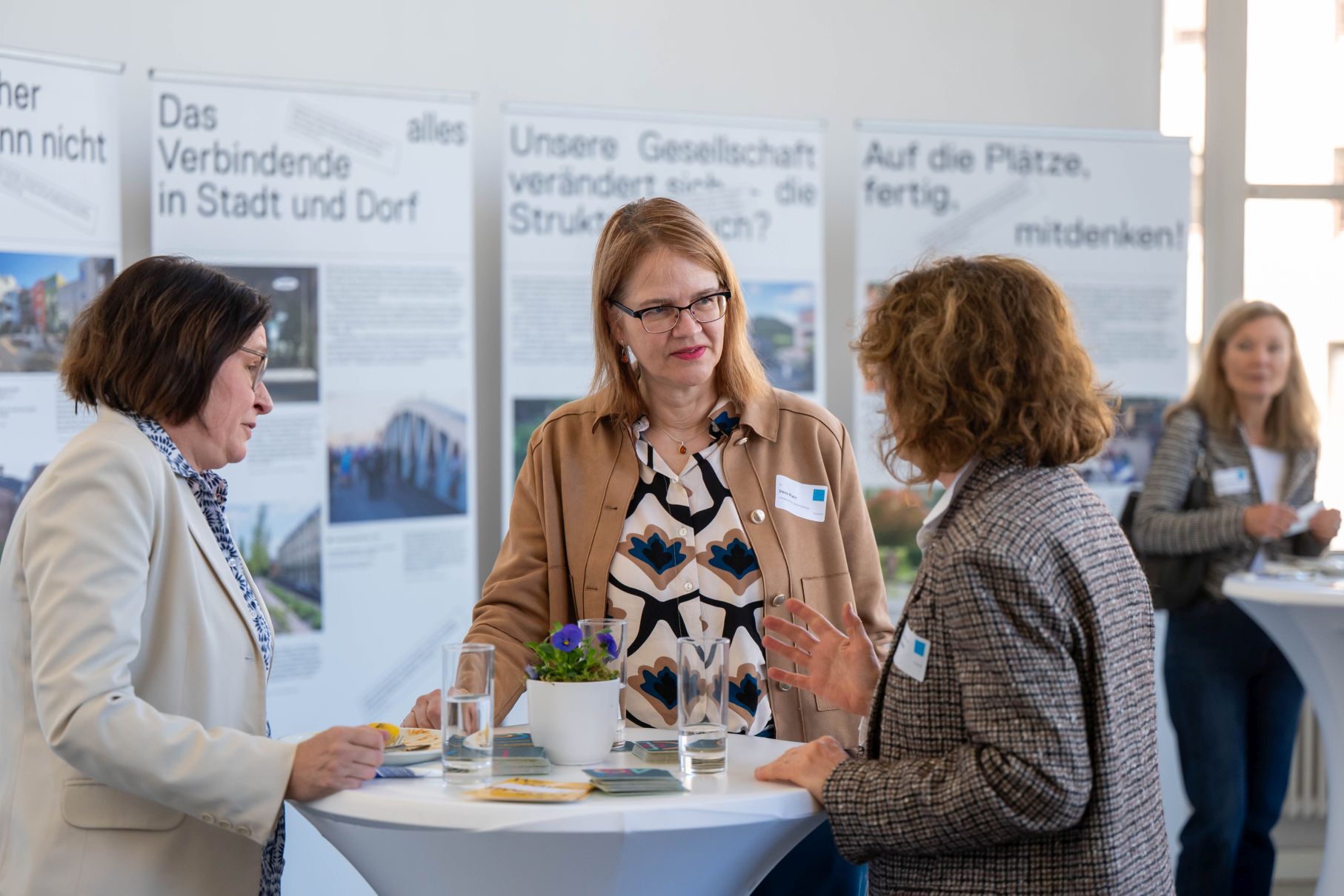 Gäste in Ausstellung Wir bauen BW
