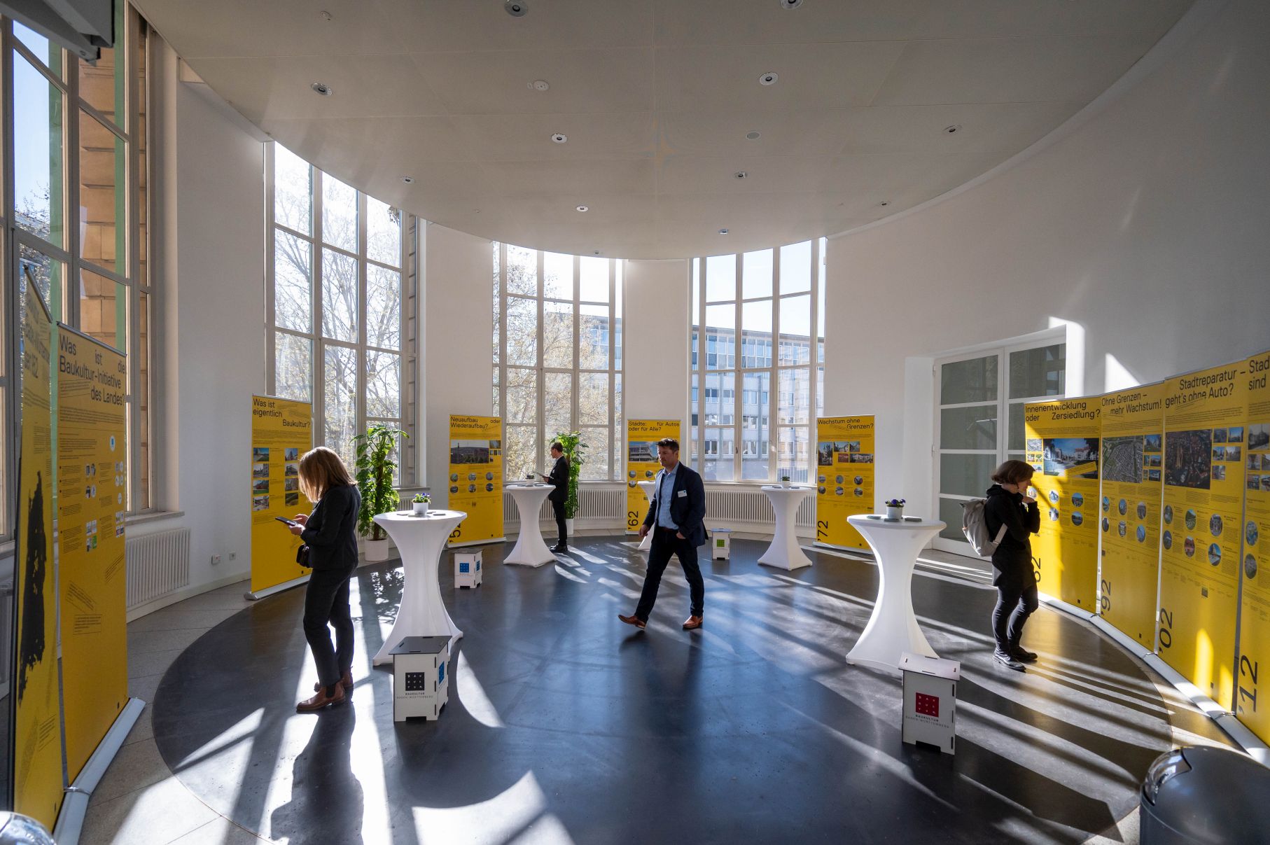 Gäste in Ausstellung Wir bauen BW