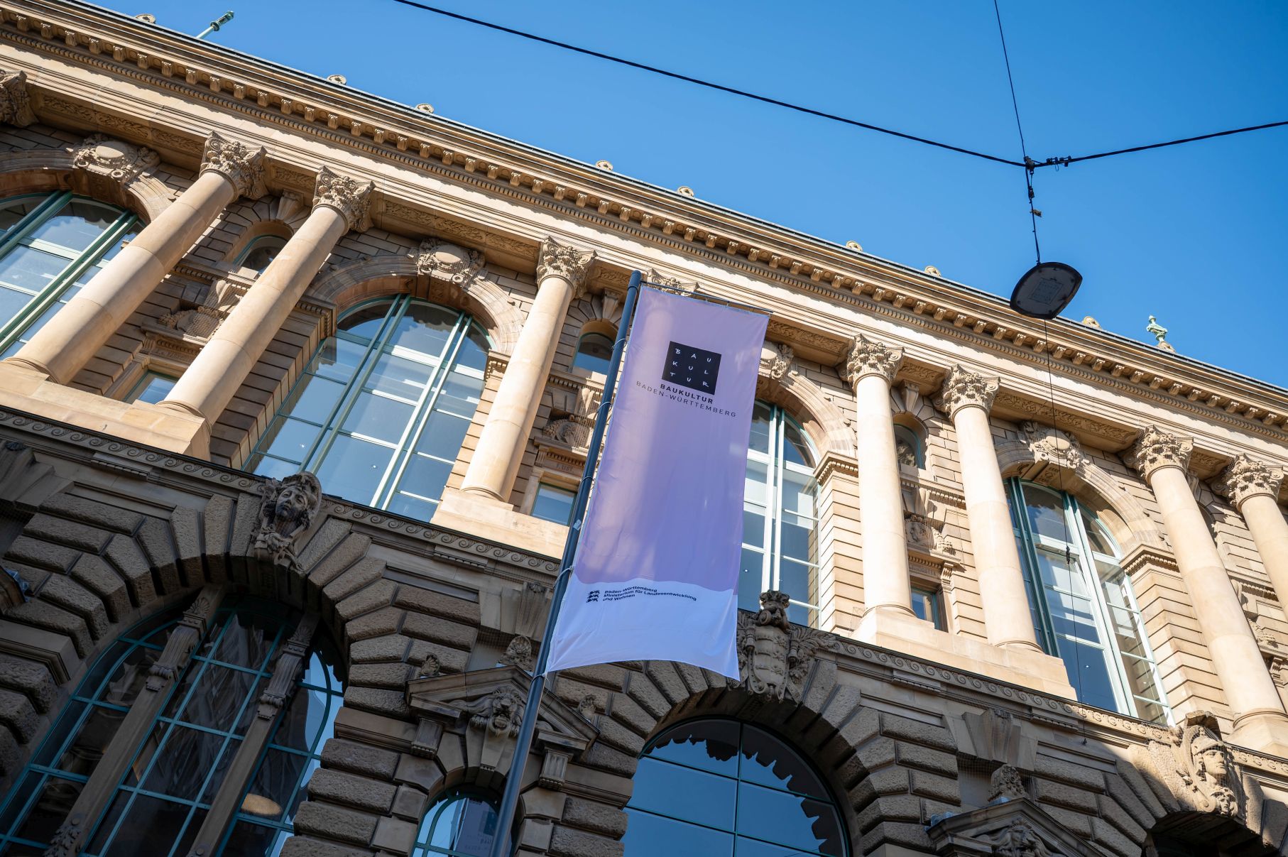 Eingang zum Haus der Wirtschaft